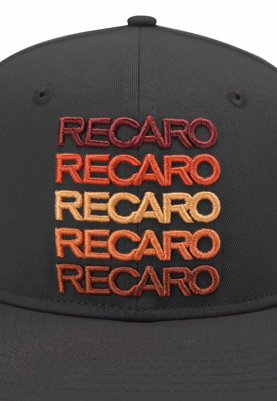 Die Snapback Cap Spektrum von RECARO_Merchandising ist eine schwarze Retro-Kappe mit fünffach gesticktem „RECARO“-Schriftzug in übereinander angeordneten Farbverläufen in Rot, Orange und Gelb auf der Vorderseite.