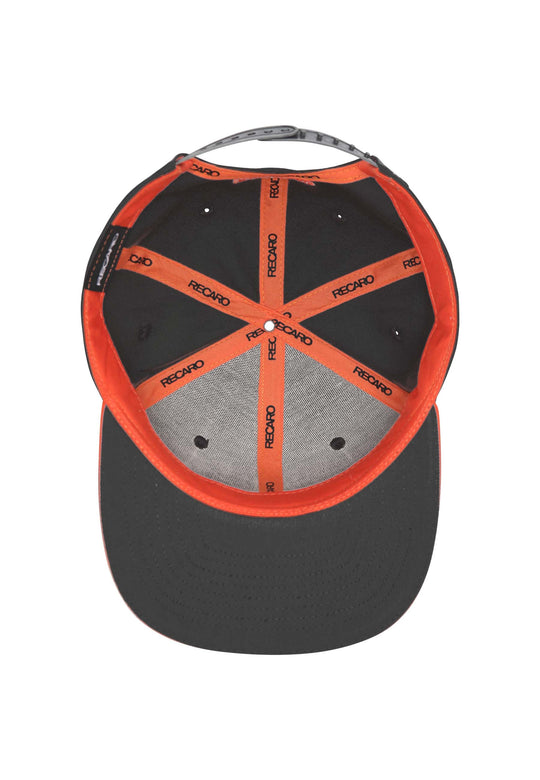 Draufsicht auf die Snapback Cap Spektrum von RECARO_Merchandising mit schwarz-rotem Design, RECARO-Branding auf roten Innenbändern und einem verstellbaren weißen Riemen auf der Rückseite für einen sportlichen Retro-Look.