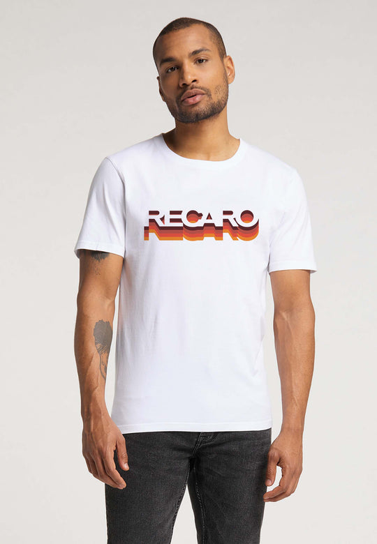 Ein Mann trägt das RECARO T-Shirt Gradient mit einem auffälligen Farbverlaufsschriftzug im Retro-Stil in Orange, Rot und Schwarz vor einem schlichten hellen Hintergrund.