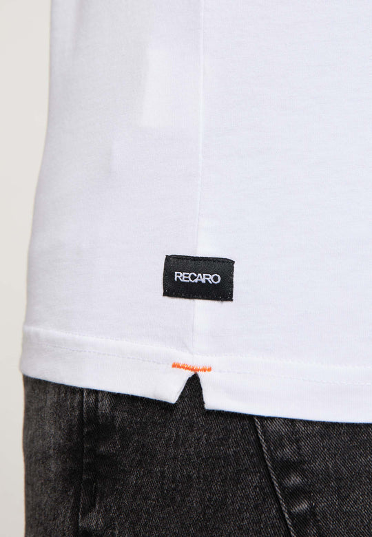 Nahaufnahme des RECARO T-Shirts Gradient in Weiß mit dezentem Farbverlauf, orangefarbenem Saumstich und kleinem schwarzen RECARO Label. Kombiniert mit dunklen Jeans.