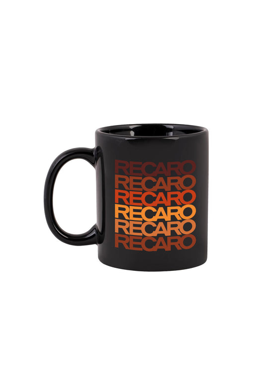 Eine schwarze Tasse Spektrum von RECARO_Merchandising mit dem fünffach gestapelten Wort RECARO in kräftigem Rot und Orange ist auf einem schlichten weißen Hintergrund abgebildet.