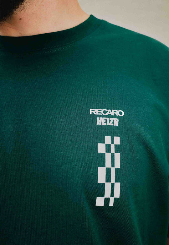 Nahaufnahme einer Person, die das T-Shirt HEIZR Club X RECARO aus dem RECARO Shop trägt. Auf dem T-Shirt steht „RECARO HEIZR“ in Weiß über einer vertikalen Zielflagge – ein charakteristischer Stil, der von HEIZR Club-Fans und Max Salzborn-Enthusiasten geliebt wird.