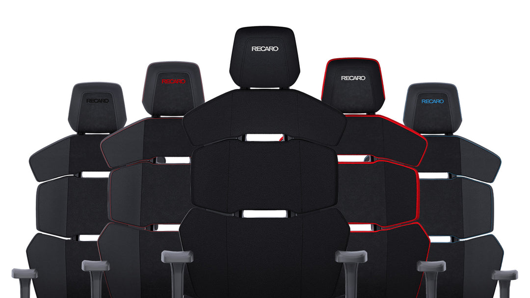 Fünf ergonomische Bürostühle RECARO Nxt aus dem RECARO Shop mit schwarzem Stoff- und PU-Lederbezug sind im Halbkreis angeordnet. Sie bestechen durch verstellbare Kopfstützen, modernes Design und das RECARO Logo auf jeder Kopfstütze.