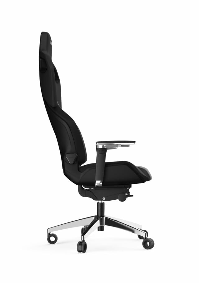 Der RECARO Exo Platinum von RECARO Shop ist ein moderner schwarzer Bürostuhl mit hoher Rückenlehne, verstellbaren Armlehnen, atmungsaktiven Stoffen und einem fünfrädrigen Metallfußkreuz mit Spezialrollen, von der Seite auf weißem Hintergrund abgebildet.