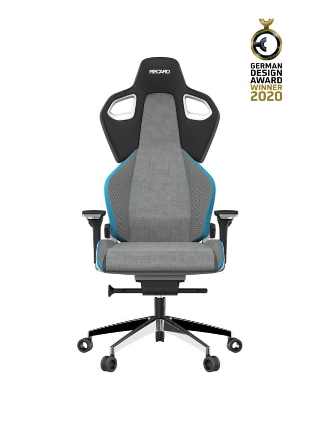 Vorderansicht des ergonomischen Bürostuhls Exo Platinum von RECARO Gaming. Er verfügt über eine hohe Rückenlehne, atmungsaktiven Stoff in Grau und Blau, verstellbare Armlehnen, Spezialrollen und ein Fünf-Rad-Untergestell. Das Logo des German Design Award Winner 2020 befindet sich oben rechts.
