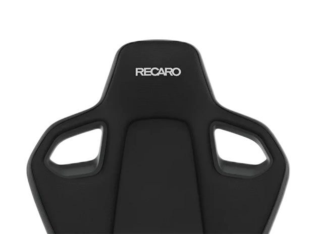 Ein schwarzer Recaro-Rennsitz mit seitlichen Aussparungen und dem Markennamen RECARO in weißer Schrift oben auf einem schlichten weißen Hintergrund.