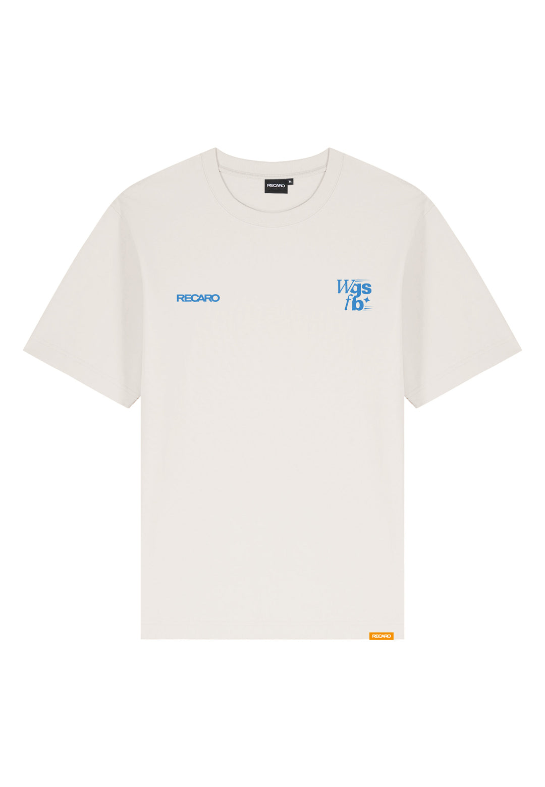 Das RECARO Shop Oversized Shirt WGSFB ist ein schlichtes weißes T-Shirt aus schwerer Baumwolle mit den blauen Aufdrucken „RECARO“ und „Was ist das?“ auf der oberen linken Brustseite sowie einem orangefarbenen Etikett am unteren Saum zu Ehren der RECARO-Tradition.