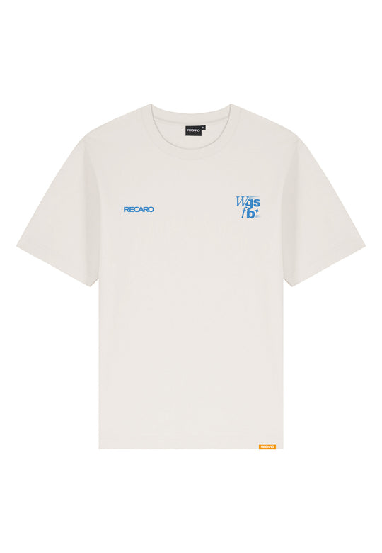 Das RECARO Shop Oversized Shirt WGSFB ist ein schlichtes weißes T-Shirt aus schwerer Baumwolle mit den blauen Aufdrucken „RECARO“ und „Was ist das?“ auf der oberen linken Brustseite sowie einem orangefarbenen Etikett am unteren Saum zu Ehren der RECARO-Tradition.