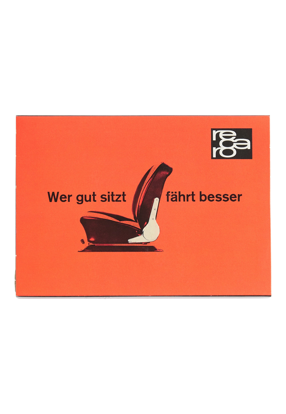 Eine orangefarbene Postkarte zeigt eine Autositz-Illustration mit dem Text "Wer gut sitzt fährt besser", ein schwarz-weißes Recaro_Merch_Daniel-Logo oben rechts und einen Hinweis auf Retro Leder Schlüsselmäppchen schwarz made in Germany.
