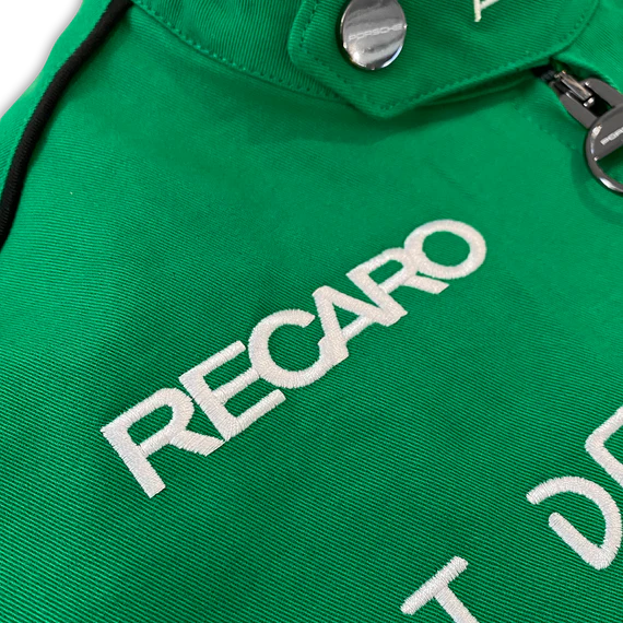 Recaro Jacket Nahaufnahme des grünen Stoffes mit dem in weißen Großbuchstaben ...