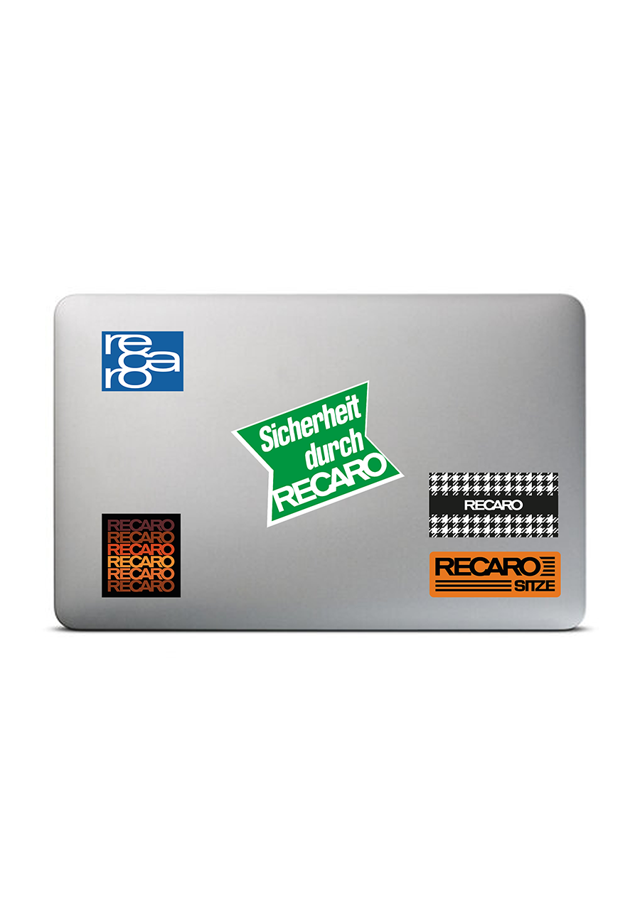 Auf dem Deckel eines silbernen Laptops befinden sich fünf farbenfrohe Aufkleber aus dem RECARO Aufkleber Heritage (10 Stück) Set des RECARO Shops: blau, grün, schwarz, orange und ein schwarz-weißes Hahnentrittmuster im klassischen Retro RECARO Stil.
