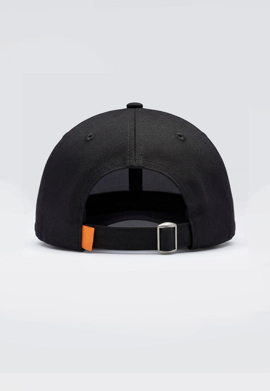 Die RECARO Shop Baseball Cap Basic black zeigt sich von hinten mit einem verstellbaren Verschluss und einer Metallschnalle, sowie einer kleinen orangenen Lasche am Gurt. Gefertigt aus 100% Baumwolle, wird sie auf einem hellgrauen Hintergrund dargestellt.