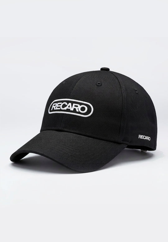 Die RECARO Shop Baseball Cap Basic black besteht aus 100% Baumwolle, hat eine gebogene Krempe, ein weißes RECARO Logo auf der Vorderseite und ein weiteres gesticktes Logo über dem verstellbaren Verschluss.