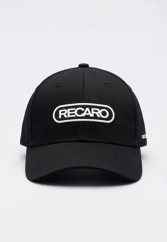 Die Baseball Cap Basic black von RECARO Shop ist aus 100% Baumwolle, mit weißem RECARO-Schriftzug im ovalen Rahmen vorn. Sie verfügt über einen verstellbaren Verschluss für individuelle Passform und wird vor hellem Hintergrund präsentiert.