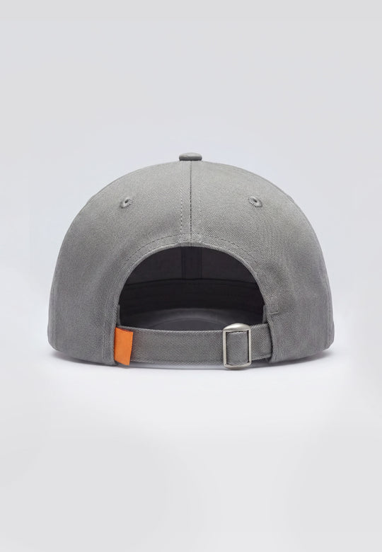 Ein RECARO Shop Baseball Cap Basic cool grey, von hinten mit einem verstellbaren Metallverschluss und einem kleinen orangefarbenen Anhänger in der Nähe der Öffnung, auf einem schlichten hellgrauen Hintergrund.