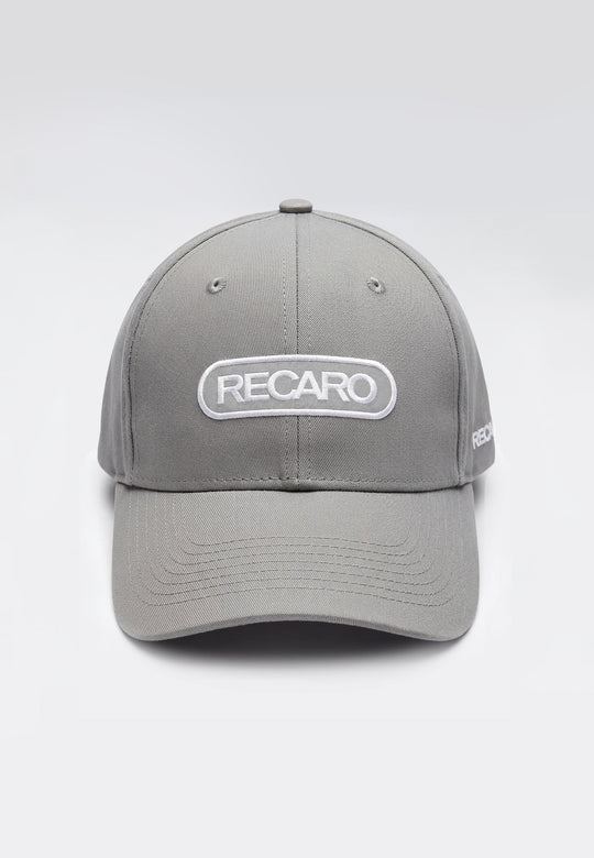 Die Baseball Cap Basic cool grey aus dem RECARO Shop ist aus 100% Baumwolle gefertigt, mit einer gebogenen Krempe und weißer RECARO Stickerei auf der Vorderseite. Sie verfügt über einen verstellbaren Verschluss für eine verstellbare Passform und kommt in einem schlichten, hellen Hintergrund.