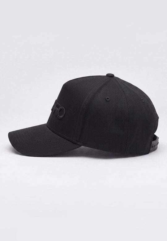 Baseball-Kappe „Originals“ von Recaro_Merch_Daniel auf hellem, einfarbigem Hintergrund, von der Seite betrachtet. Die Kappe verfügt über eine gebogene Krempe, sichtbare Nähte und einen verstellbaren Snap-Verschluss am Hinterkopf. Das RECARO-Stickerei-Logo ist als gestickter Schriftzug auf der Vorderseite teilweise zu sehen.