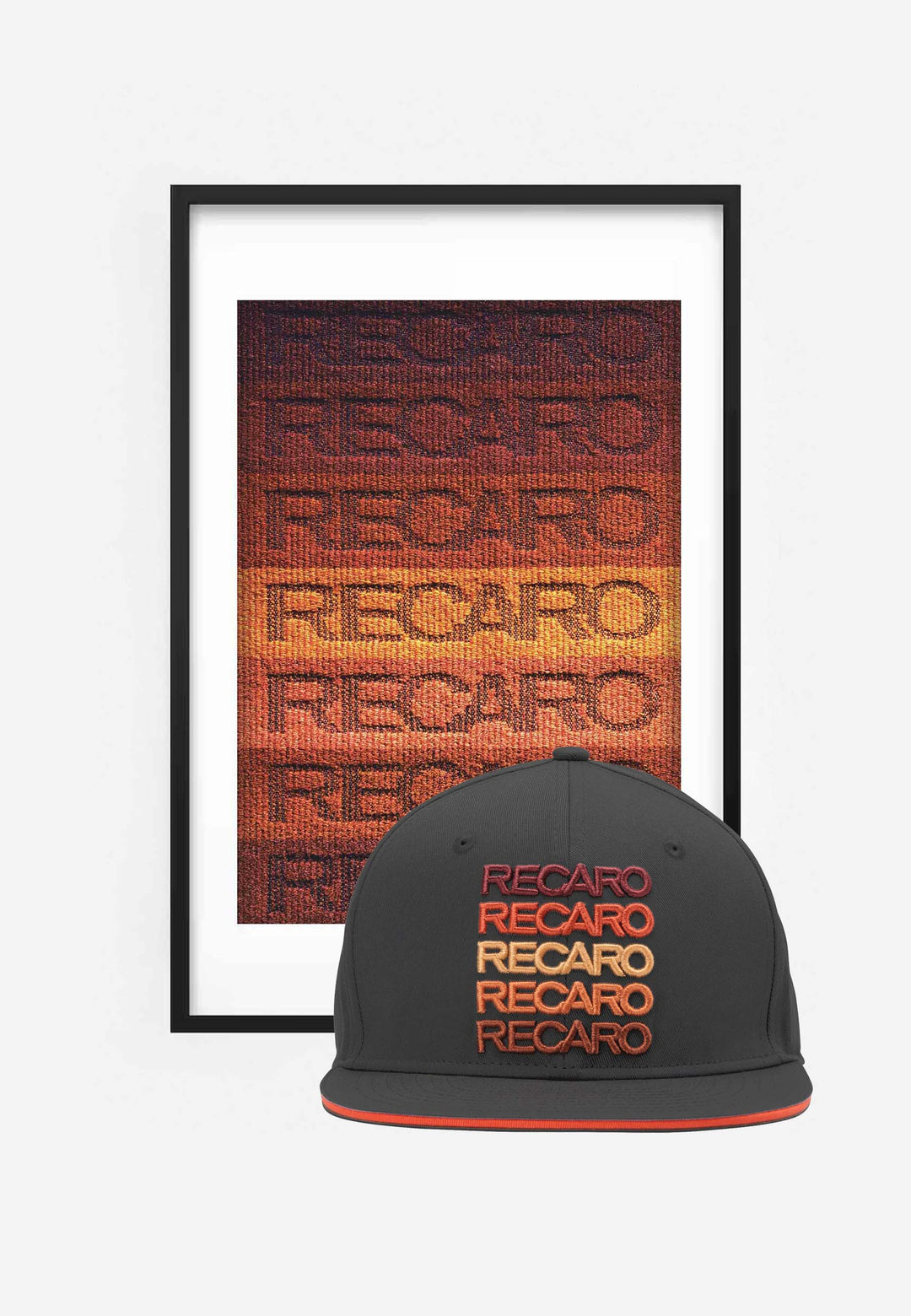 Das Spektrum Cap & Poster Set aus dem RECARO Shop besteht aus einem gerahmten Motorsport-Poster mit sich wiederholendem rot-orangem "RECARO"-Schriftzug und einer schwarzen Snapback Cap mit dem gleichen fetten Schriftzug.