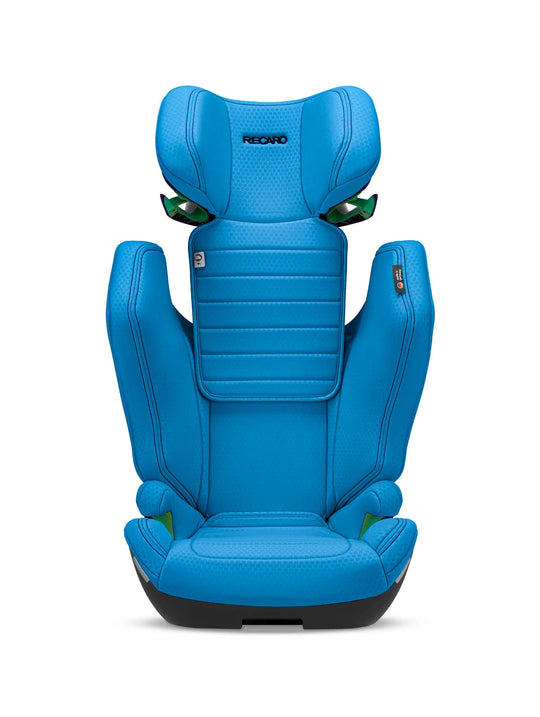 Der RECARO Axion 1 von RECARO Shop ist ein blauer Kindersitz mit hoher Rückenlehne, Seitenstützen, schwarzem Untergestell, grünen Einsätzen im Kopf- und Seitenbereich, sichtbaren Nähten und ISOFIX-Kompatibilität; entwickelt für Kinder von 3-12 Jahren für Sicherheit und Komfort.