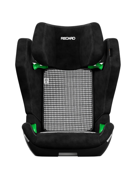 Vorderansicht eines schwarzen RECARO Axion 1 aus dem RECARO Shop mit grünen Akzenten und einem Hahnentritt-Mittelkissen. Entwickelt für Kindersicherheit, geeignet für 3-12 Jahre und ISOFIX kompatibel.