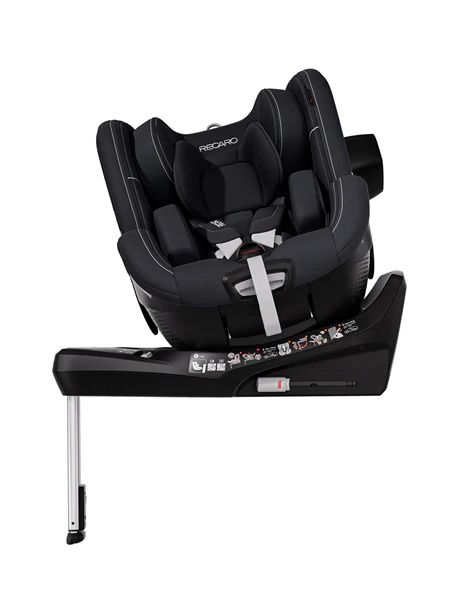 Der RECARO Shop TORON 1 ist ein schwarzer, nach hinten gerichteter Autositz mit ergonomischer Form, gepolstertem Innenraum, Fünf-Punkt-Gurt, verstellbarer Liegefläche, Metallstütze für Stabilität und Befestigung auf einer Plattform für sicheren Einbau.