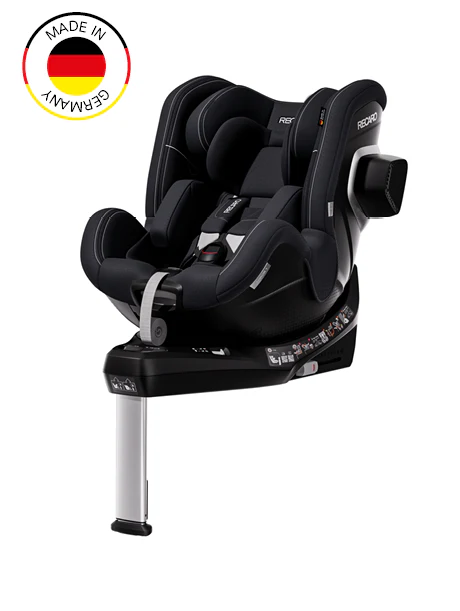 Der RECARO Shop TORON 1 Kindersitz in schwarz mit Standfuß, 360°-Drehung und Seitenschutz ist auf weißem Hintergrund abgebildet. Oben links ist ein Made in Germany Abzeichen mit der deutschen Flagge zu sehen.