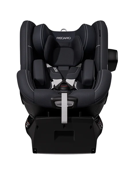 Ein schwarzer RECARO Shop TORON 1 Kindersitz mit ergonomischem Design, gepolsterter Kopfstütze, Seitenschutz und sicherem Gurtsystem mit 360°-Drehung, dargestellt von vorne auf einem schlichten weißen Hintergrund.