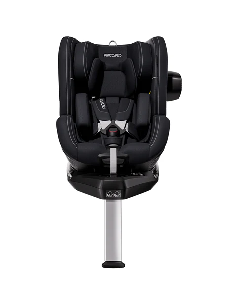 Der TORON 1 by RECARO Shop ist ein schwarzer, gepolsterter Kindersitz mit ergonomischer Form, Fünf-Punkt-Gurt und verlängerter Basis. Von vorne gesehen ist er verstellbar für maximale Sicherheit und Komfort.