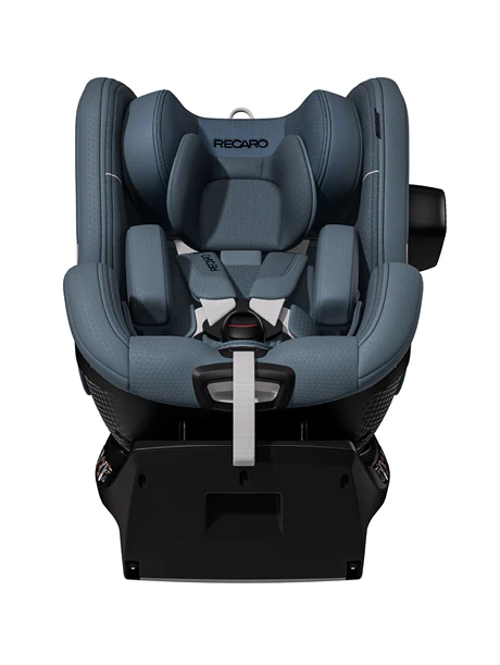 Ein grauer RECARO Shop TORON 1 Kindersitz mit ergonomischer Form, gepolsterten Seitenwangen, verstellbarer Kopfstütze, Fünf-Punkt-Gurt und schwarzer Basis wird von vorne auf weißem Hintergrund gezeigt.