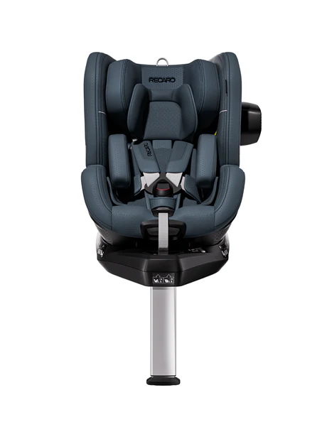 Frontansicht des RECARO Shop TORON 1: ein dunkelblauer ergonomischer Kindersitz mit gepolstertem Sitz, verstellbarer Kopfstütze, Gurt, Stützfuß und 360°-Drehung für optimale Sicherheit und Komfort während der Autofahrt.