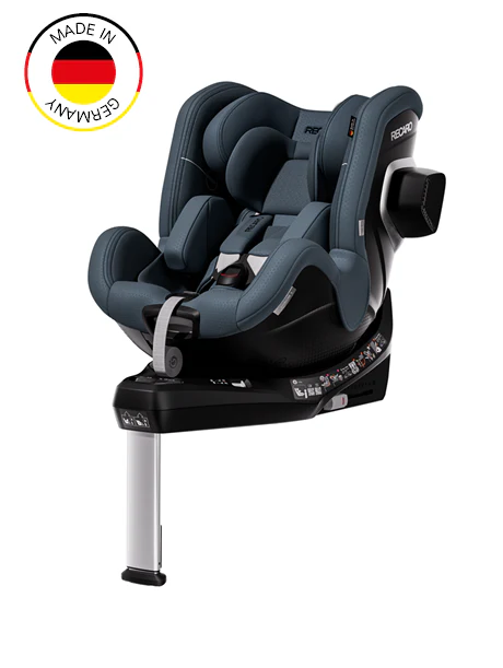 Der RECARO Shop TORON 1 ist ein dunkelblau-schwarzer Kindersitz mit Liegefunktion, Sicherheitsgurt, ergonomischem Design und 360° Drehung. In der linken oberen Ecke befindet sich ein "Made in Germany"-Label mit der deutschen Flagge.
