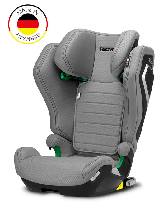 Der RECARO Shop Axion 1 ist ein grauer Kindersitz für 3-12 Jahre mit schwarzen und grünen Akzenten, RECARO Logo und ISOFIX. In der linken oberen Ecke befindet sich ein kreisförmiges Made in Germany Abzeichen mit der deutschen Flagge.