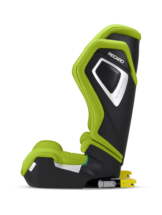Seitenansicht des RECARO Axion 1 Kindersitzes für 3-12 Jahre, mit leuchtend grüner Polsterung, schwarzem Boden, RECARO Shop Branding oben und gelben ISOFIX Anschlüssen unten.