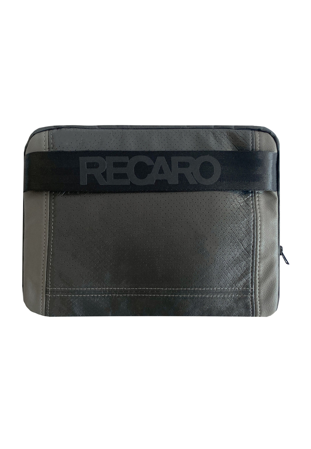 Die Tech & Travel Laptoptasche aus dem RECARO Shop ist eine rechteckige, graue Tasche aus RECARO-Sitzleder mit sichtbaren Nähten, einem schwarzen Riemen mit prägnantem RECARO-Schriftzug und einem Reißverschluss auf der rechten Seite. Teil der exklusiven Upcycling-Kollektion.