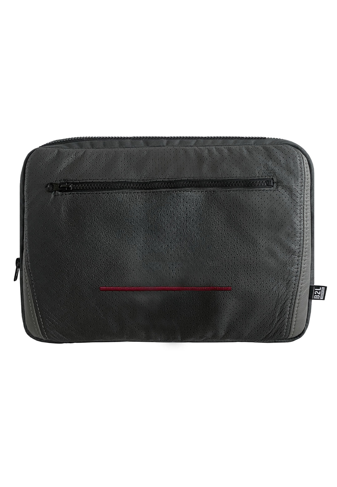 Die Tech & Travel Laptop Tasche aus dem RECARO Shop ist eine rechteckige, dunkelgraue Reißverschlusstasche aus RECARO-Sitzleder mit einer Reißverschlusstasche vorne, rotem Liniendetail und kleinem Logo-Etikett – Teil der Upcycling Kollektion.