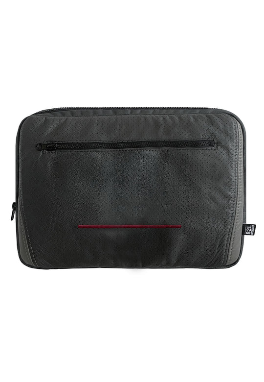 Die Tech & Travel Laptop Tasche aus dem RECARO Shop ist eine rechteckige, dunkelgraue Reißverschlusstasche aus RECARO-Sitzleder mit einer Reißverschlusstasche vorne, rotem Liniendetail und kleinem Logo-Etikett – Teil der Upcycling Kollektion.