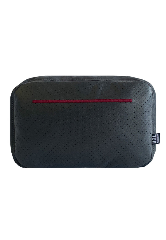 Der RECARO Shop Tech & Travel Organizer ist eine rechteckige, dunkelgraue Reißverschlusstasche aus RECARO-Sitzleder mit perforierter Struktur, einem horizontalen roten Streifen auf der Vorderseite und einem kleinen schwarzen Etikett auf der rechten Seite.