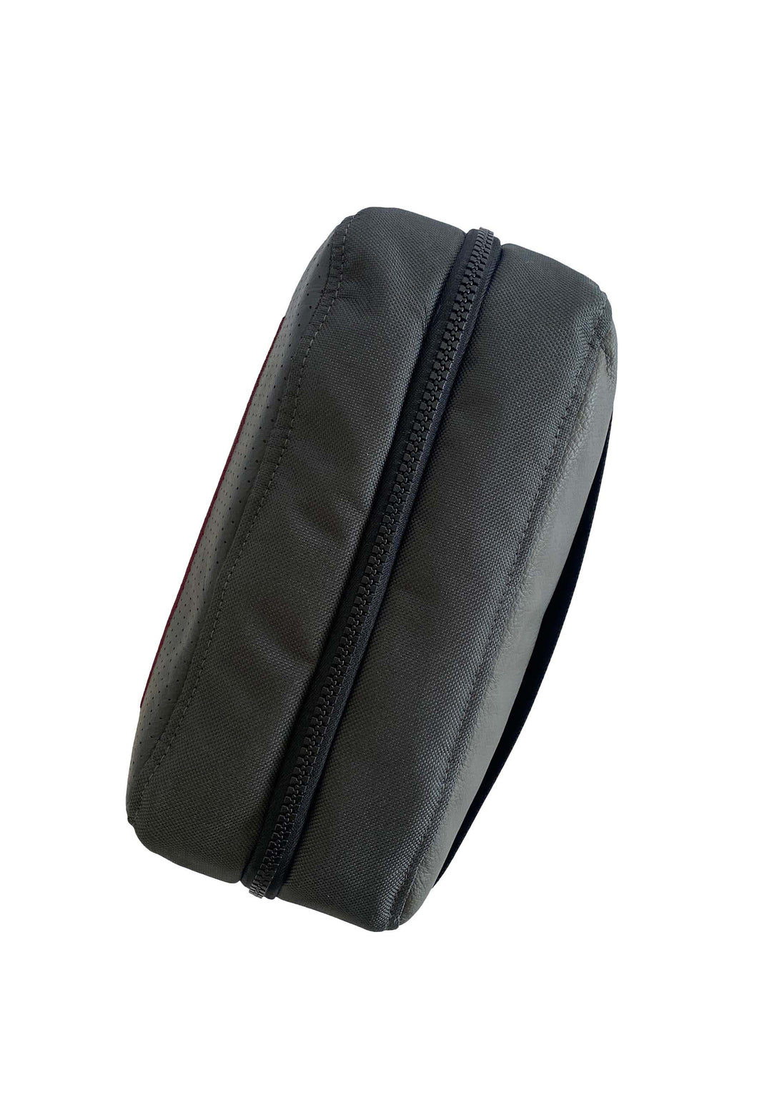 Der RECARO Tech & Travel Organizer ist eine kompakte, dunkelgraue Tasche aus RECARO-Sitzleder mit abgerundeten Kanten, mit Reißverschluss und in der Seitenansicht vor weißem Hintergrund dargestellt.