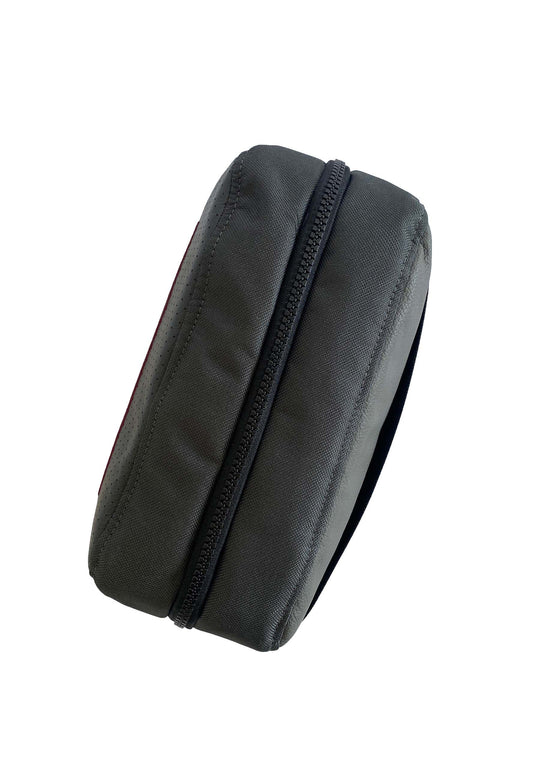 Der RECARO Tech & Travel Organizer ist eine kompakte, dunkelgraue Tasche aus RECARO-Sitzleder mit abgerundeten Kanten, mit Reißverschluss und in der Seitenansicht vor weißem Hintergrund dargestellt.
