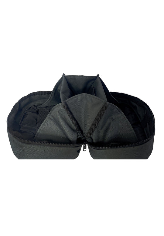 Der RECARO Shop Tech & Travel Organizer ist eine schwarze Stofftasche mit Reißverschluss aus recyceltem RECARO-Sitzleder mit mehreren Fächern, die offen und leer vor einem weißen Hintergrund abgebildet ist.
