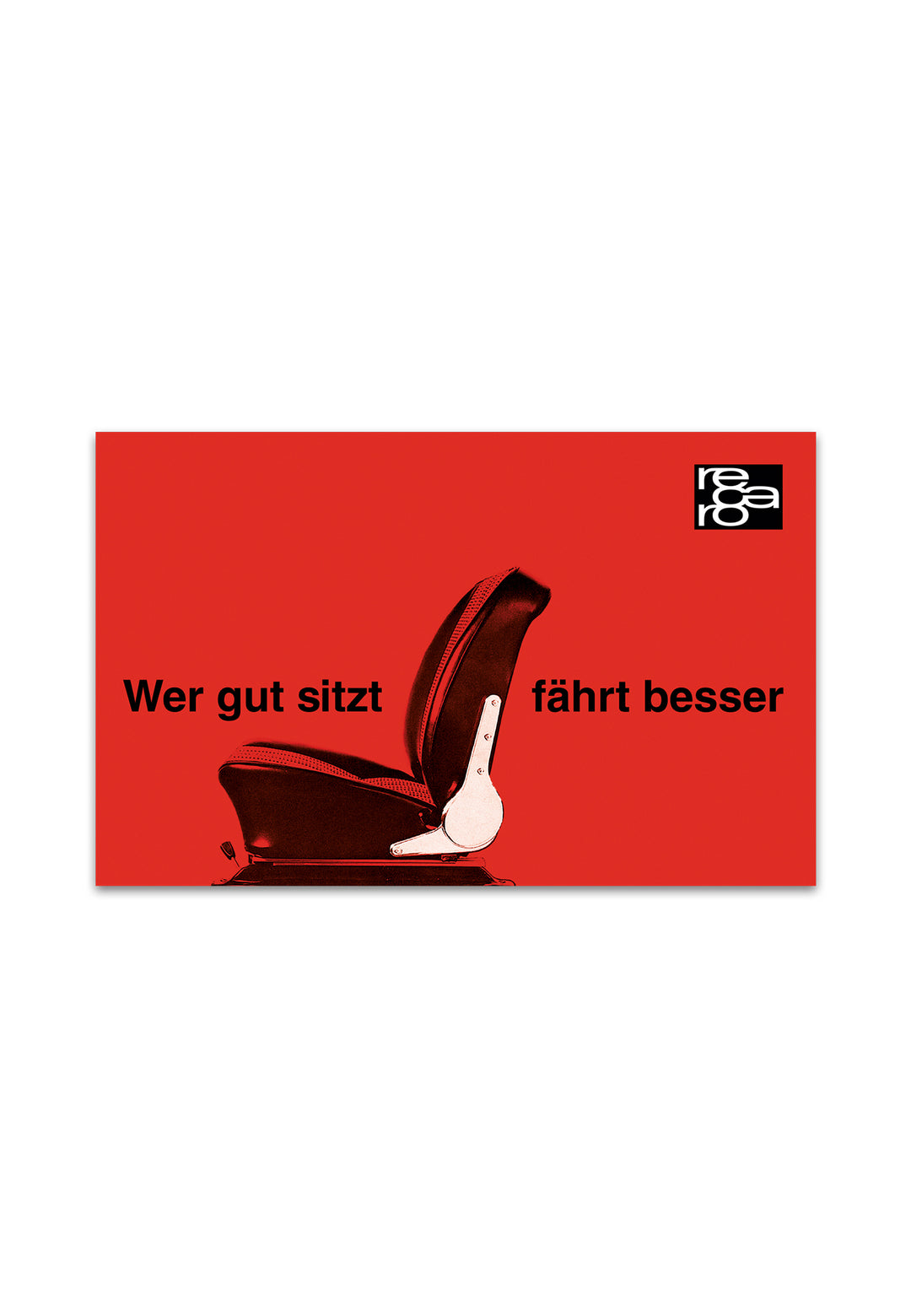 Das Poster "Wer gut sitzt fährt besser" aus dem RECARO Shop zeigt einen Autositz im Profil vor einem kräftigen roten Hintergrund, mit schwarzer deutscher Schrift und einem kleinen schwarz-weißen Logo in der rechten oberen Ecke.