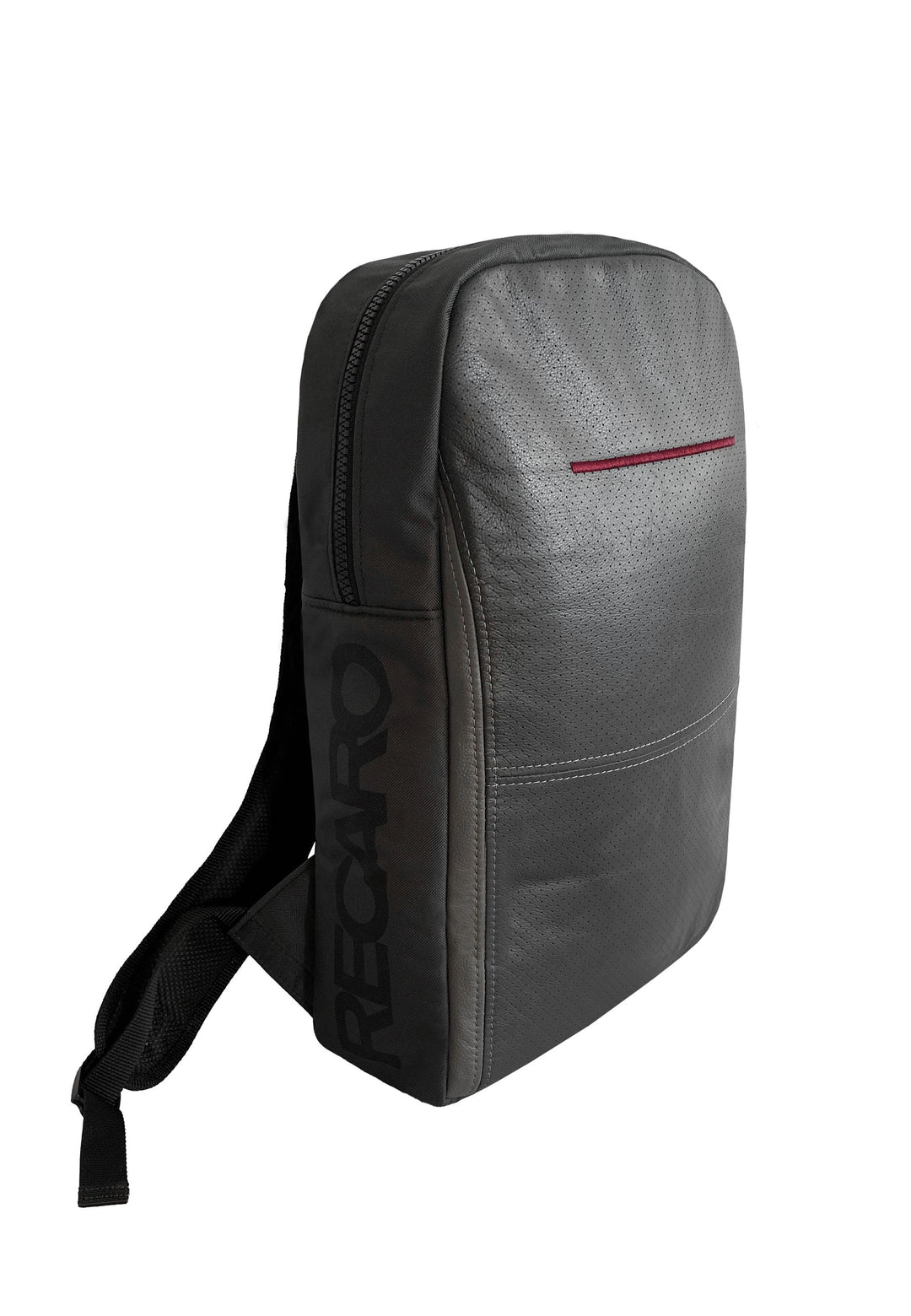 Der RECARO Shop Travel & Tech Rucksack verfügt über ein elegantes schwarzes perforiertes Lederdesign, einen dezenten roten Akzent, ein sicheres Laptopfach, ein vertikales RECARO-Branding und einen einzelnen sichtbaren Schultergurt.