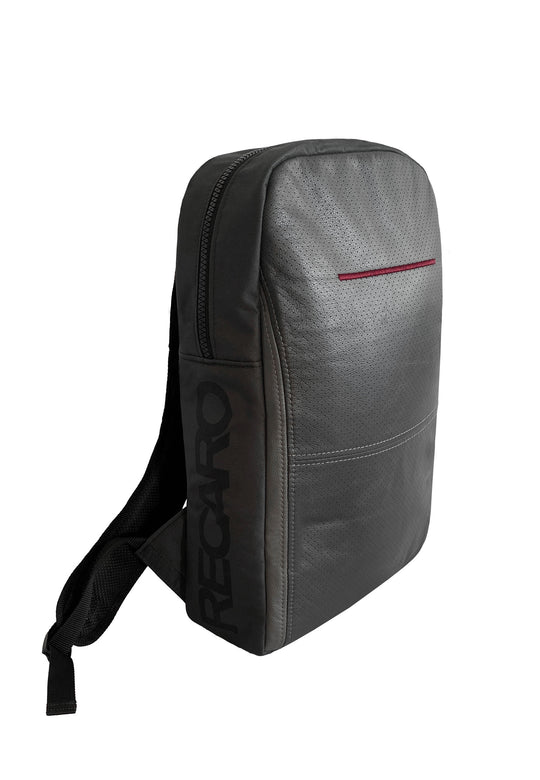 Der RECARO Shop Travel & Tech Rucksack verfügt über ein elegantes schwarzes perforiertes Lederdesign, einen dezenten roten Akzent, ein sicheres Laptopfach, ein vertikales RECARO-Branding und einen einzelnen sichtbaren Schultergurt.