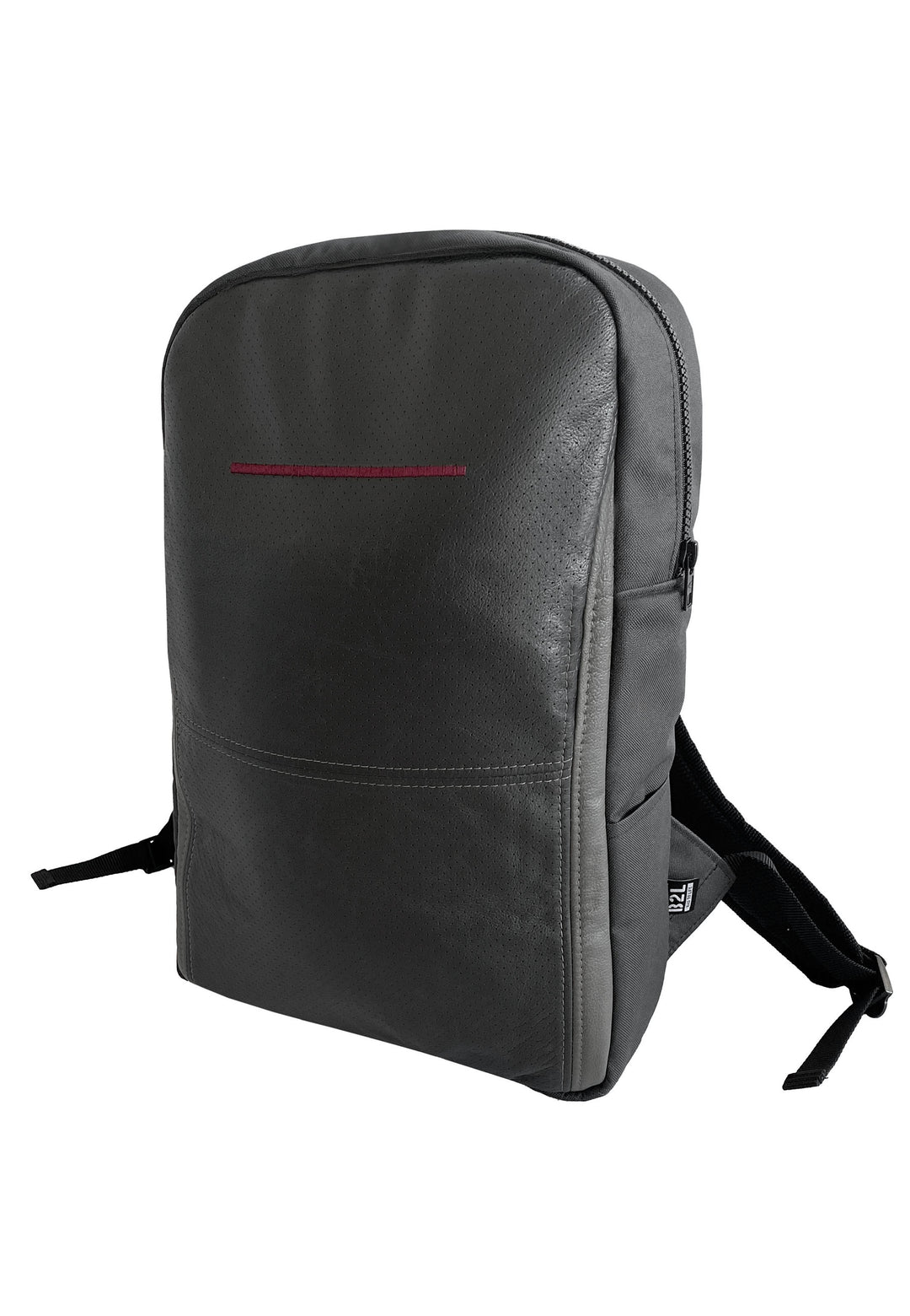 Der RECARO Shop Travel & Tech Rucksack ist ein eleganter, dunkelgrauer, minimalistischer Rucksack mit schwarzen Riemen, einer roten Akzentlinie, einem Hauptfach mit Reißverschluss und einem sicheren Laptopfach für zusätzlichen Schutz.