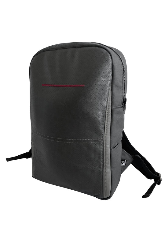 Der RECARO Shop Travel & Tech Rucksack ist ein eleganter, dunkelgrauer, minimalistischer Rucksack mit schwarzen Riemen, einer roten Akzentlinie, einem Hauptfach mit Reißverschluss und einem sicheren Laptopfach für zusätzlichen Schutz.
