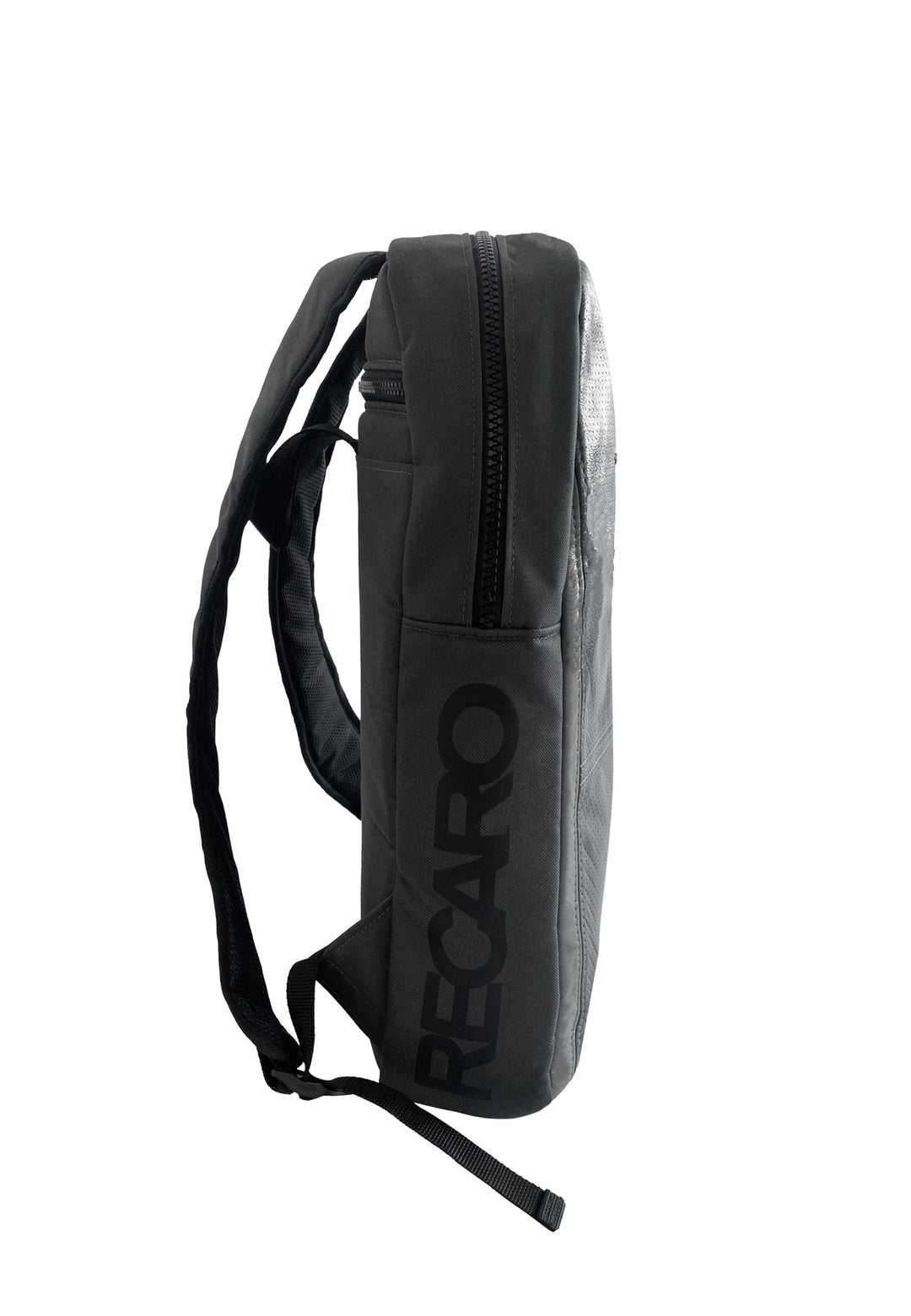 Seitenansicht des RECARO Travel & Tech Rucksacks in Schwarz mit markantem vertikalen RECARO-Logo, Reißverschluss oben, gepolstertem Rücken, verstellbaren Schultergurten und sicherem Laptopfach. Abgebildet vor schlichtem weißem Hintergrund.