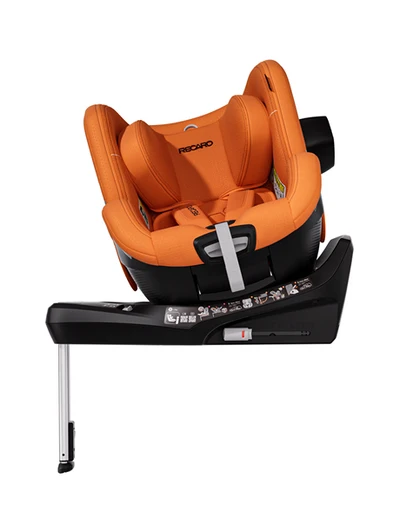Ein rückwärtsgerichteter TORON 1 KID-Kindersitz von RECARO Shop in Orange, ausgestattet mit einem Fünf-Punkt-Gurt, einer schwarzen Drehbasis mit 360°-Drehfunktion und einem Stützfuß für erhöhte Sicherheit im Fahrzeug.