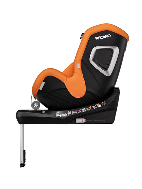 Der TORON 1 von RECARO Shop ist ein nach hinten gerichteter Kindersitz mit orange-schwarzem Design, ergonomischer Form, Sicherheitshinweis-Symbolen auf der schwarzen Basis und einem verstellbaren Stützfuß für mehr Sicherheit.