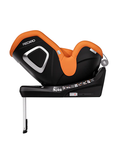 Seitenansicht des RECARO Shop TORON 1 in Schwarz und Orange mit ergonomischer Form, Liegefläche, sicherem Gurtsystem und verstellbarem Stützfuß.
