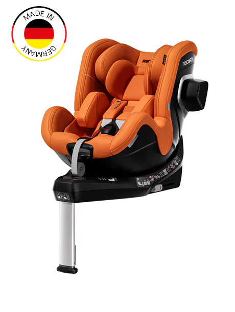 Der orange-schwarze TORON 1 Kindersitz aus dem RECARO Shop mit ergonomischem Sicherheitsgurt, Stützfuß und 360° Drehfunktion ist mit einem kreisrunden Made in Germany-Label mit Deutschlandflagge in der linken oberen Ecke versehen.